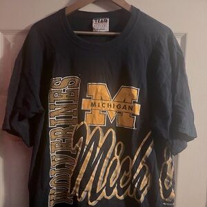 Vintage 90s Men’s Michigan Wolverines Wrap Around Print Tee Shirt